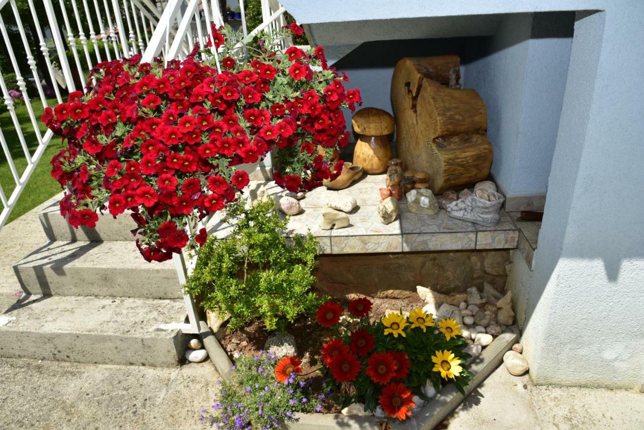 Apartment Blumen Oase Mikulic Malinska Buitenkant foto
